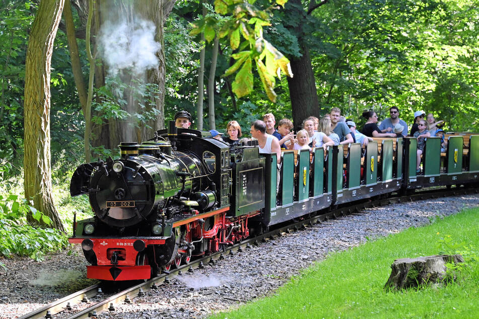 Die Eisenbahn ist eine beliebte Attraktion für Jung und Alt.