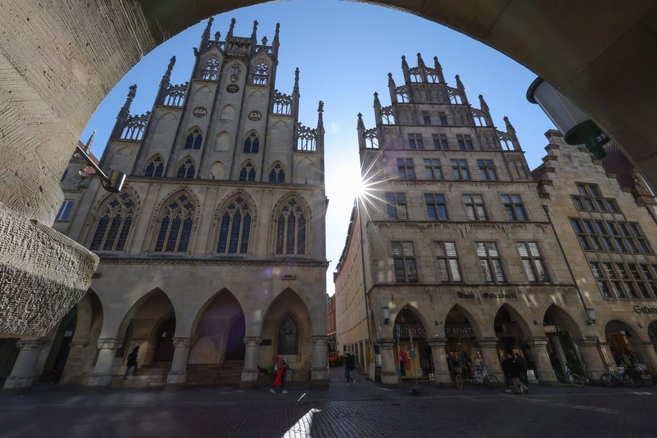 Die Aufnahme zeigt den Blick auf das historische Rathaus (l.) am Prinzipalmarkt in Münster.