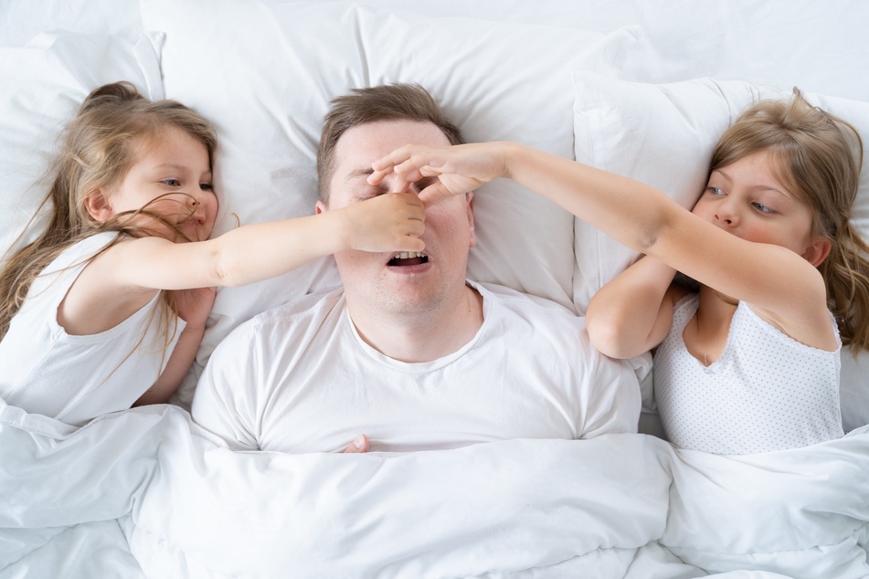 Wenn der Schlaf der Eltern von den Kindern immer wieder gestört wird, kann das zu Unmut in der Familie führen.