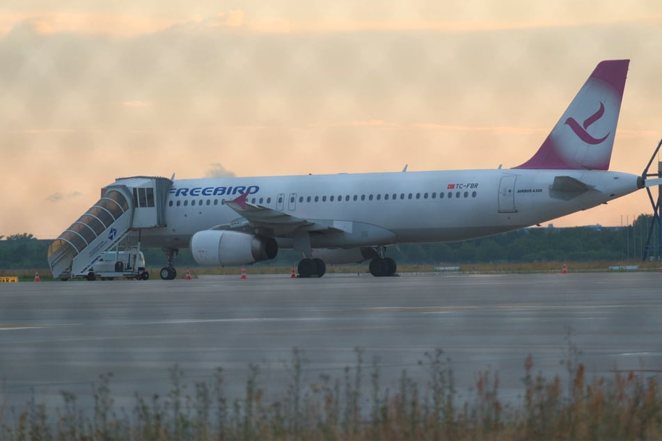Das Flugzeug erreichte am Montagabend den Flughafen Leipzig/Halle und kam aus dem türkischen Antalya.
