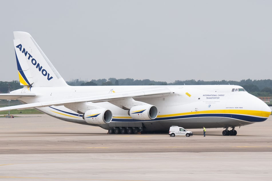 Nein, das ist kein Spielzeugauto, das neben dieser Antonov 124 steht. Genau so ein Flieger war jetzt mal wieder auf Stippvisite in Köln. (Archivbild)