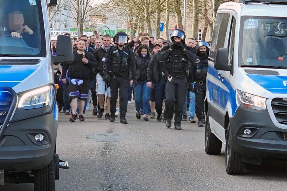 Die Auer Fans wurden vom Hauptbahnhof bis zum Stadion von der Polizei begleitet.