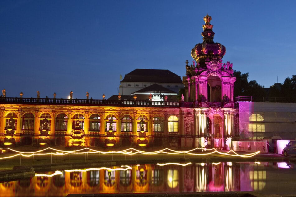 Vorm Kronentor wird im illuminierten Zwinger die Bühne für den Star-DJ aufgebaut. Es wird das größte Spektakel seit Augusts Zeiten.