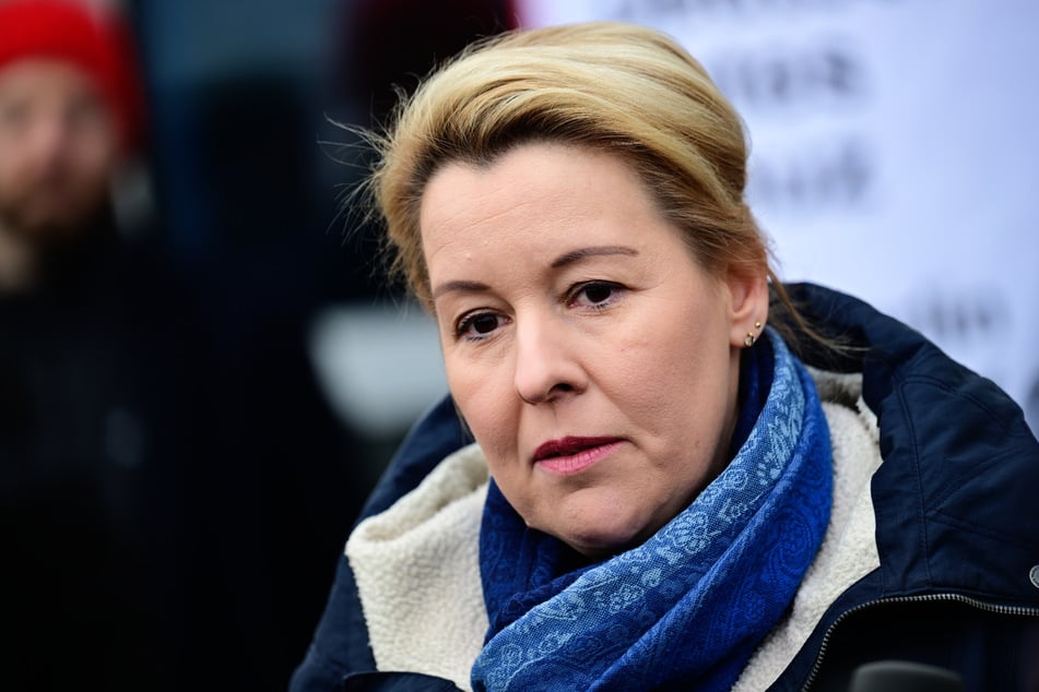 Wirtschaftssenatorin Franziska Giffey (47, SPD) nimmt sich für die Außen-Gastro Brandenburg zum Vorbild.