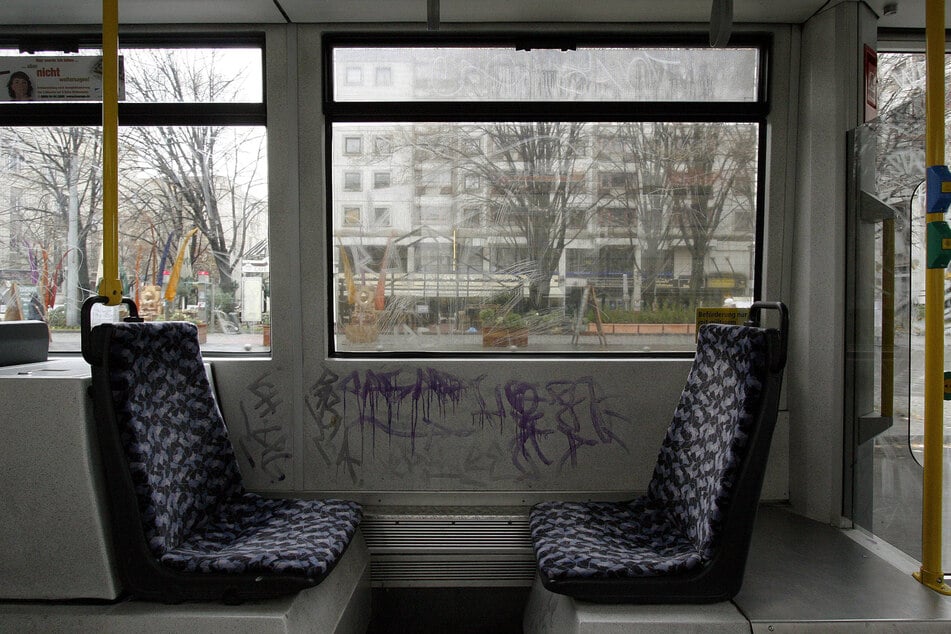 Öffentliche Verkehrsmittel werden auch in anderen Städten oft mit Graffiti beschmiert.
