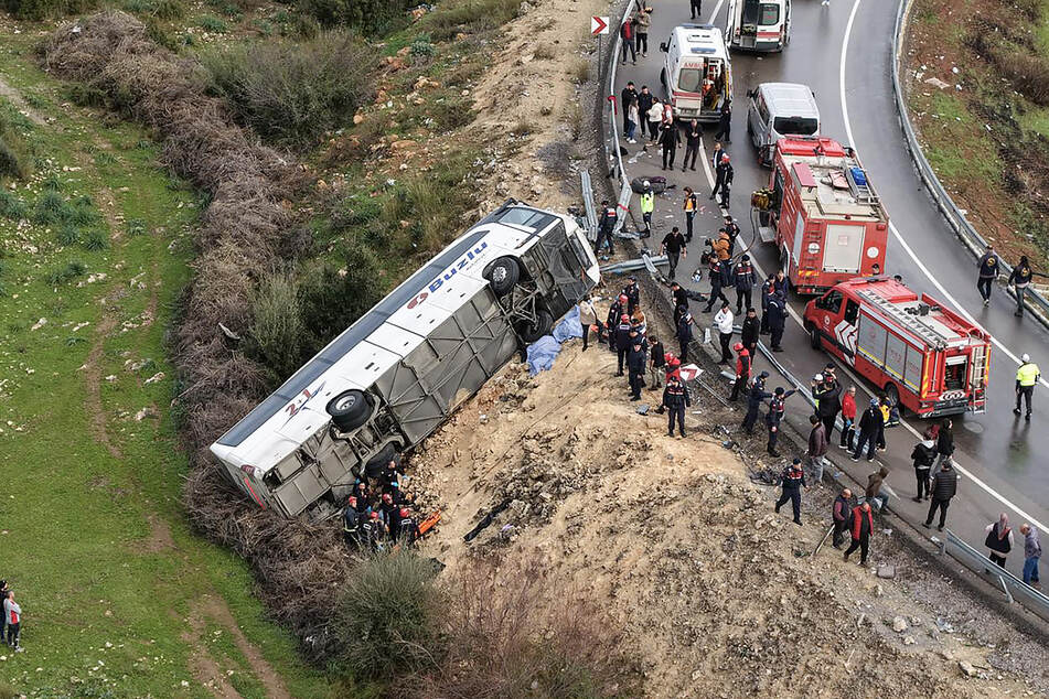 Der Reisebus kam auf nasser Fahrbahn von der Straße ab und verunglückte.