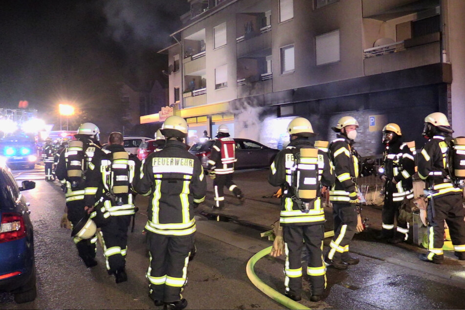 Feuer in Tiefgarage in Leverkusen: 32 Hausbewohner gerettet