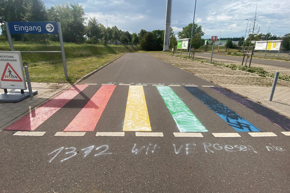 Vor dem Magdeburger IKEA befindet sich ein Regenbogen-Zebrastreifen ...