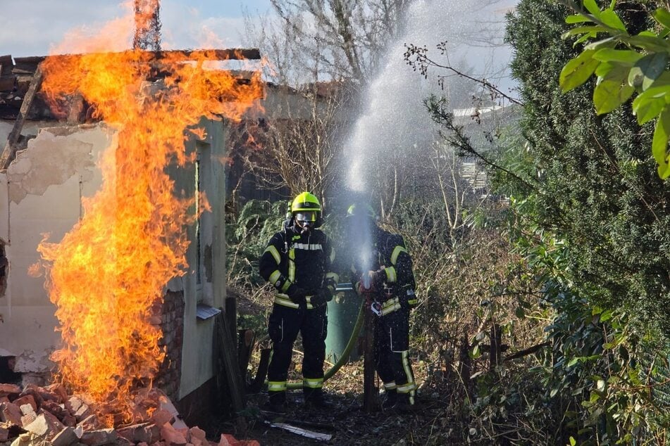 In Bad Segeberg wurde am Mittwoch eine Gasleitung beschädigt. Die Folge waren bis zu sieben Meter hohe Flammen.