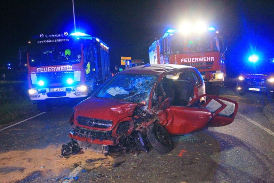 Der Opel-Fahrer geriet aus bisher ungeklärter Ursache auf die Gegenfahrbahn und krachte frontal in einen VW.