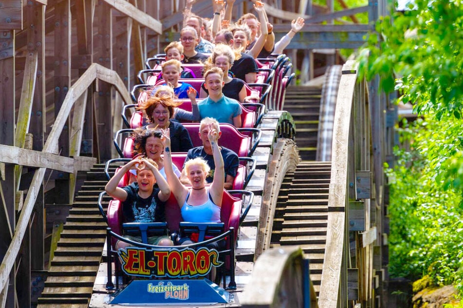 Über 80 Attraktionen und acht Themenwelten warten im Freizeitpark Plohn auf große und kleine Abenteurer.