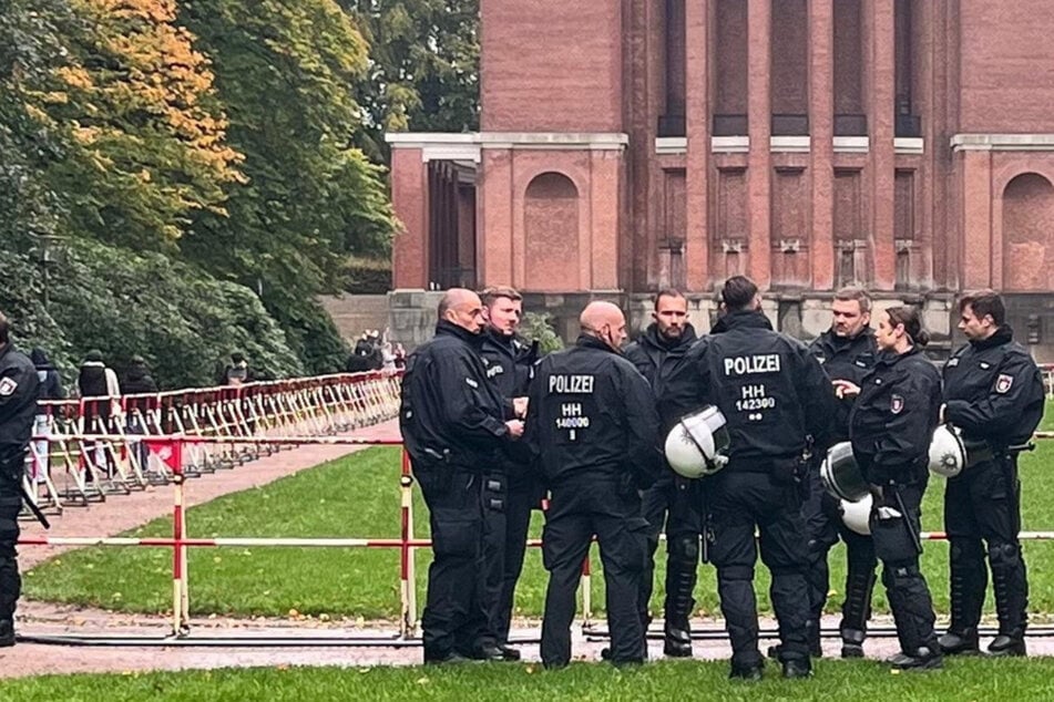 Rechte Banner-Aktion sorgt für Aufruhr in Hamburg: Polizei rückt mit Großaufgebot an