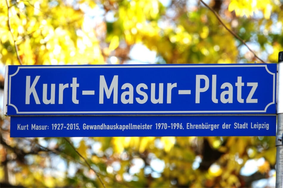 Kurze Beschreibungen findet man schon lange unter so manchem Straßenschild, doch meist gibt es noch viel mehr Wissenswertes.