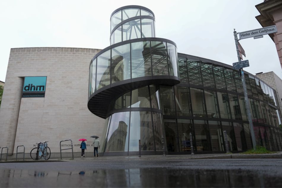 Auto kracht in Museumswand: Fahrer und Insasse schwer verletzt