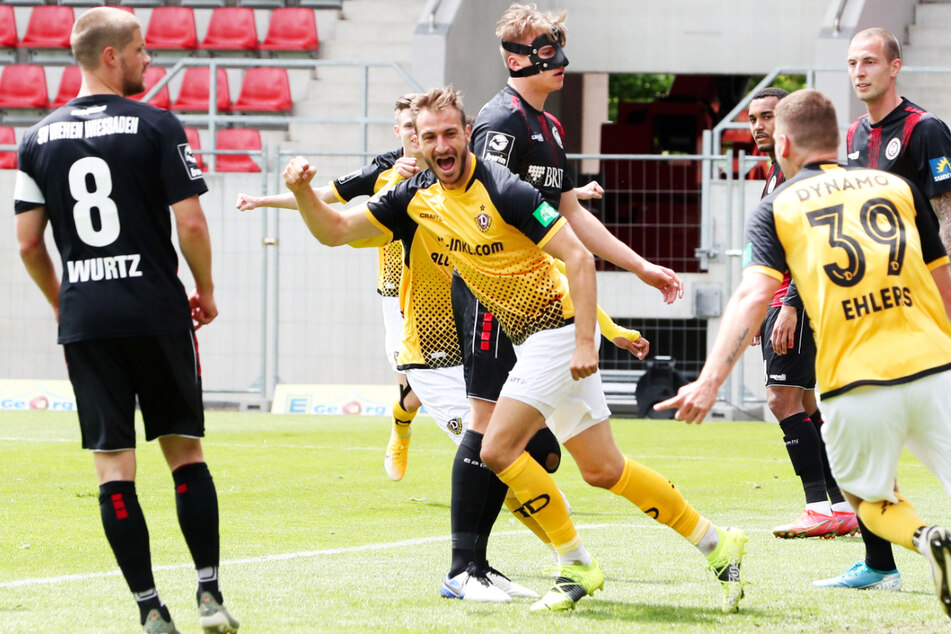 Pascal Sohm (3.v.l.) schoss Dynamo Dresden mit 1:0 beim SV Wehen Wiesbaden in Front