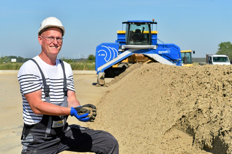SIB-Projektleiter Silvio Strauß mit gesäuberter Erde. Die eigentliche Arbeit übernehmen Trilliarden von Mini-Lebewesen.