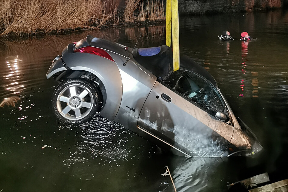 Autos versinken nach Unfall im Wasser: Fahrer in Lebensgefahr