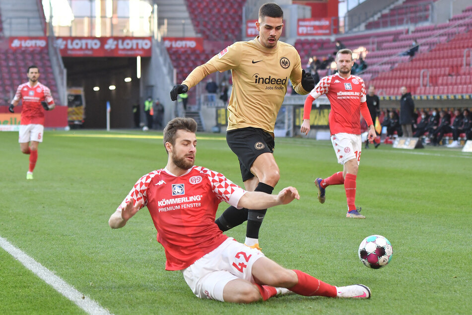Der Torschütze zum 1:0 für die Eintracht, André Silva (M.) im Zweikampf mit Alexander Hack (l.).