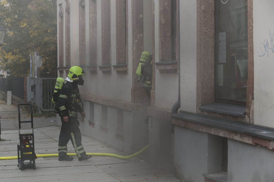 Dunkler Rauch stieg aus dem Keller eines Mehrfamilienhauses in der Reinhardtstraße.