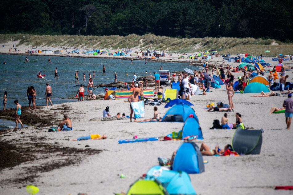 Zahlreiche Urlauber werden zum Ferienstart in mehreren Bundesländern jetzt an der Ostsee erwartet. (Archivbild)