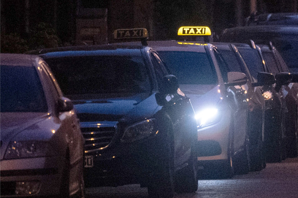 Taxigast flüchtet ohne Bezahlung - etwas später ist Fahrer (†58) tot: Polizei ermittelt!