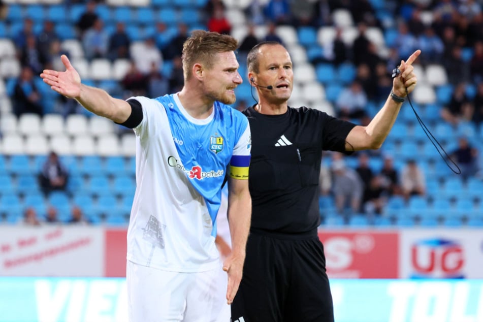 CFC-Kapitän Robert Zickert (l.) diskutiert mit Schiedsrichter Lars Albert. Doch am Schiri lag die schwache Leistung der Himmelblauen nicht.