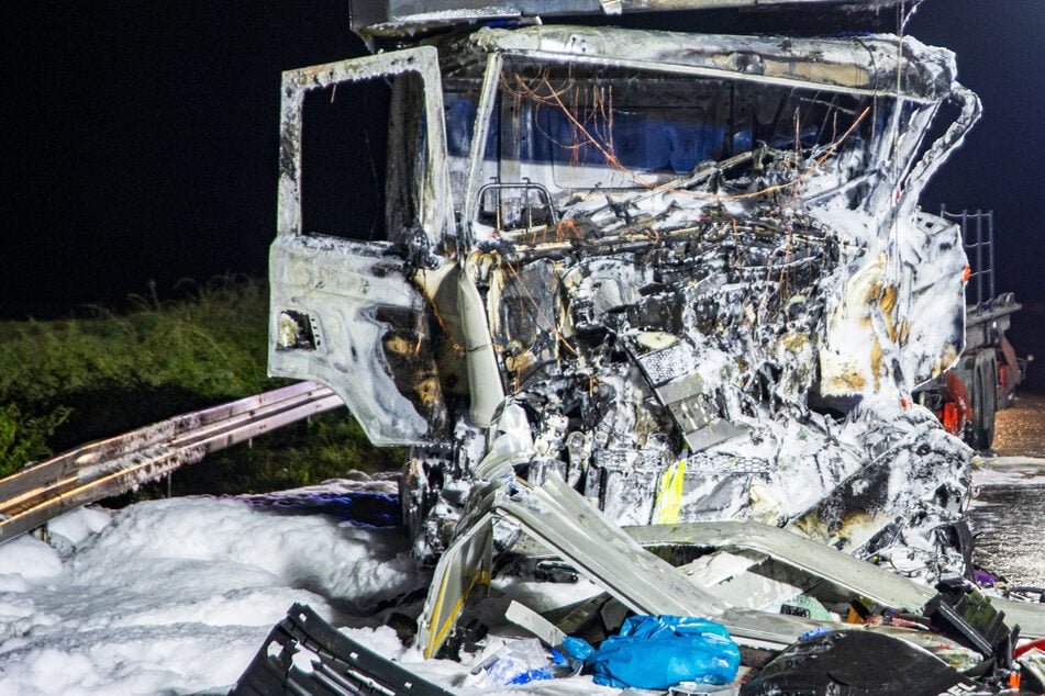 Unfall mit einem Schwerverletzten auf der A67: Erst nachdem die Feuerwehr einen Brand gelöscht hatte, konnte der Lastwagenfahrer geborgen werden.
