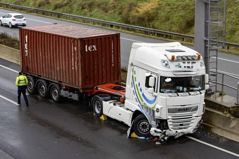 Der Lastwagen schlitterte nach dem Aufprall über vier Spuren und blieb an einer Betonwand hängen.