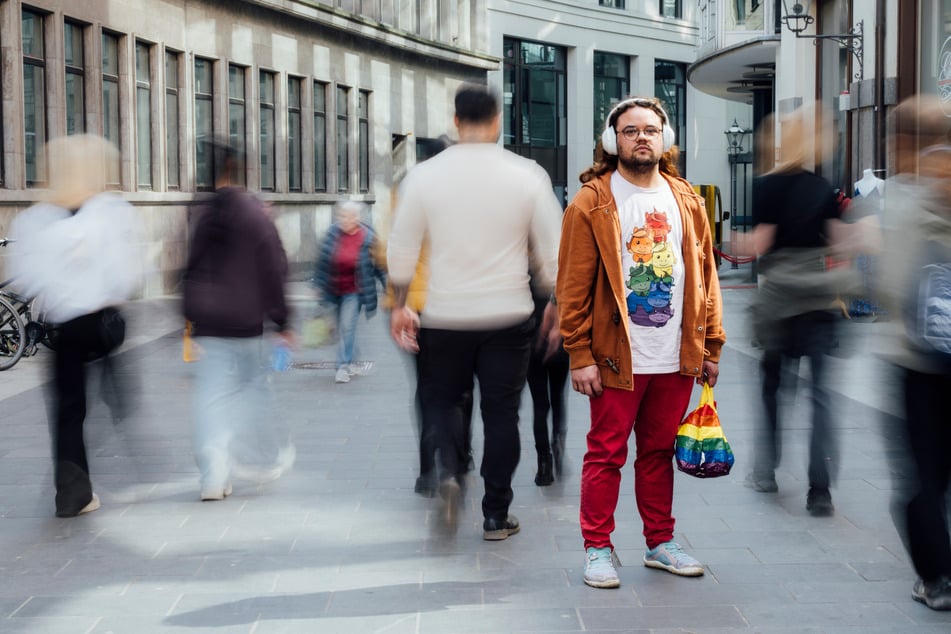 Wenn er in der Stadt unterwegs ist, braucht der 33-Jährige geräuschunterdrückende Kopfhörer, um die vielen Eindrücke besser ertragen zu können.