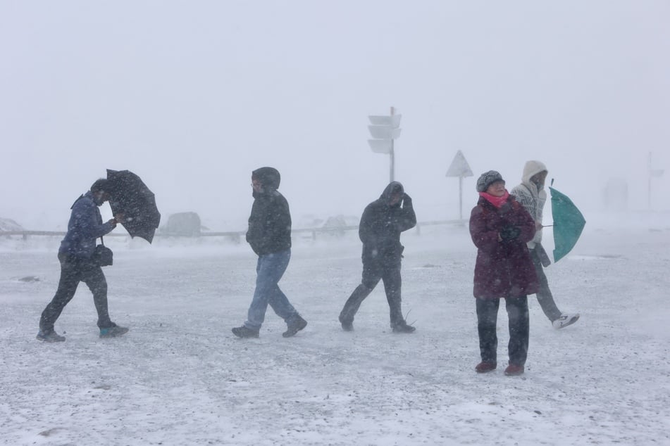 Über den Brocken im Harz fegen heftige Orkanböen.