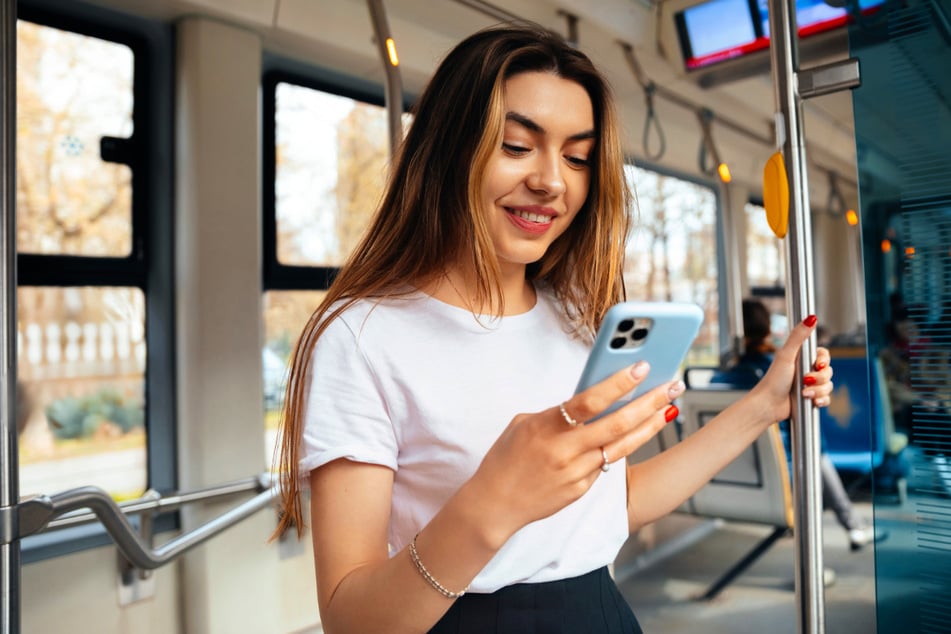 Wer seine Fahrkarte digital über die App kauft, spart bei vielen Tickets ganz einfach rund zehn Prozent.