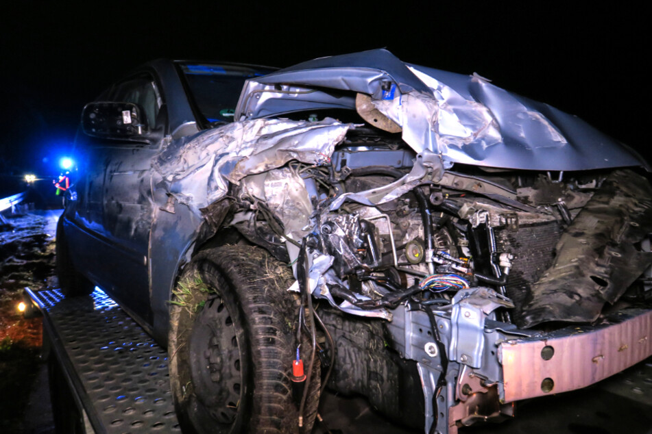 Der Toyota wurde bei dem Unfall schwer beschädigt.