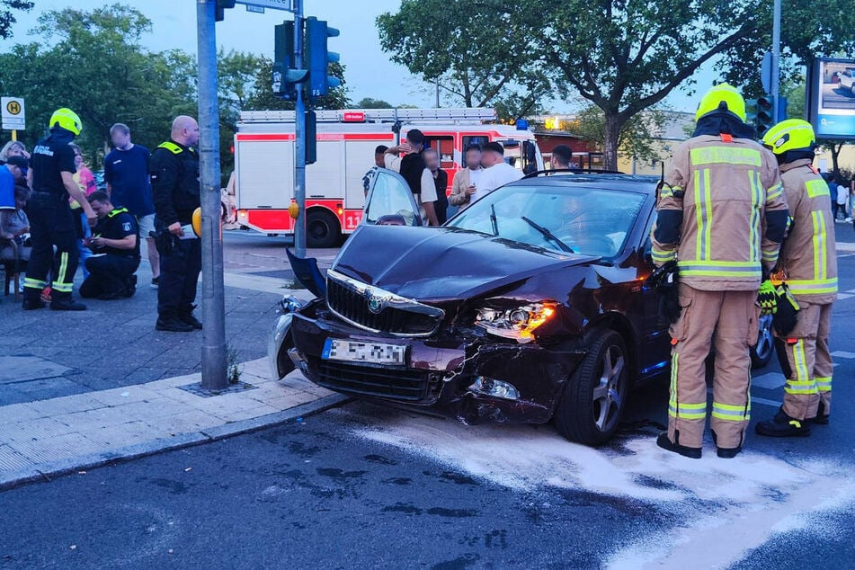 Kreuzungs-Crash in Berlin-Neukölln: 55-Jährige muss ins Krankenhaus