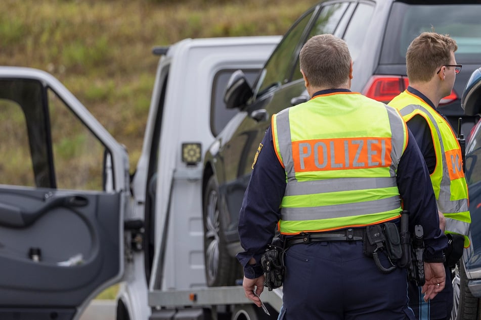 Durch die Ortung eines Autos konnte die Polizei einen Laster mit gestohlenen Wagen ausfindig machen. (Symbolbild)