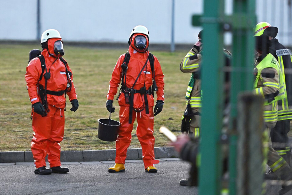 Zwei Spezialkräfte bereiten sich auf ihren Einsatz im Container vor.