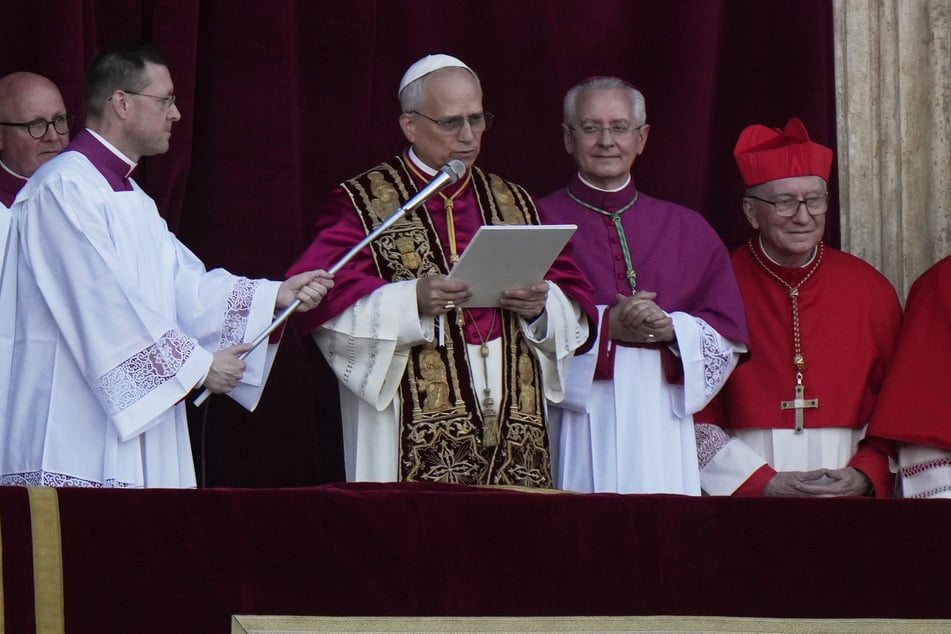 Papst Leo XIV. ließ sich nach seiner Wahl auf dem Balkon des Petersdoms blicken.