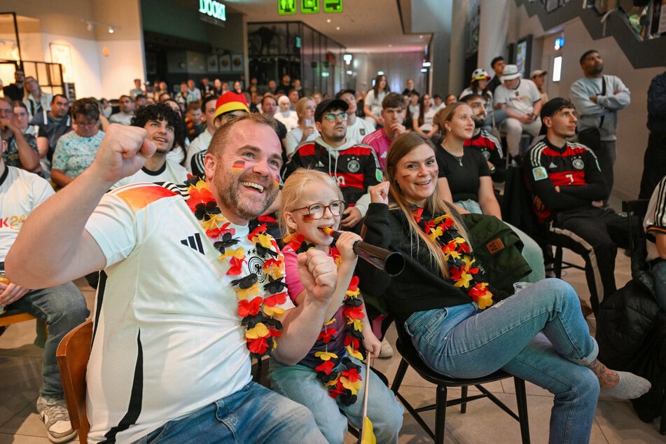 Erinnerungen an Deutschlands Sommermärchen werden beim Anblick der Fanartikel beim Public Viewing im Kaufpark wach.