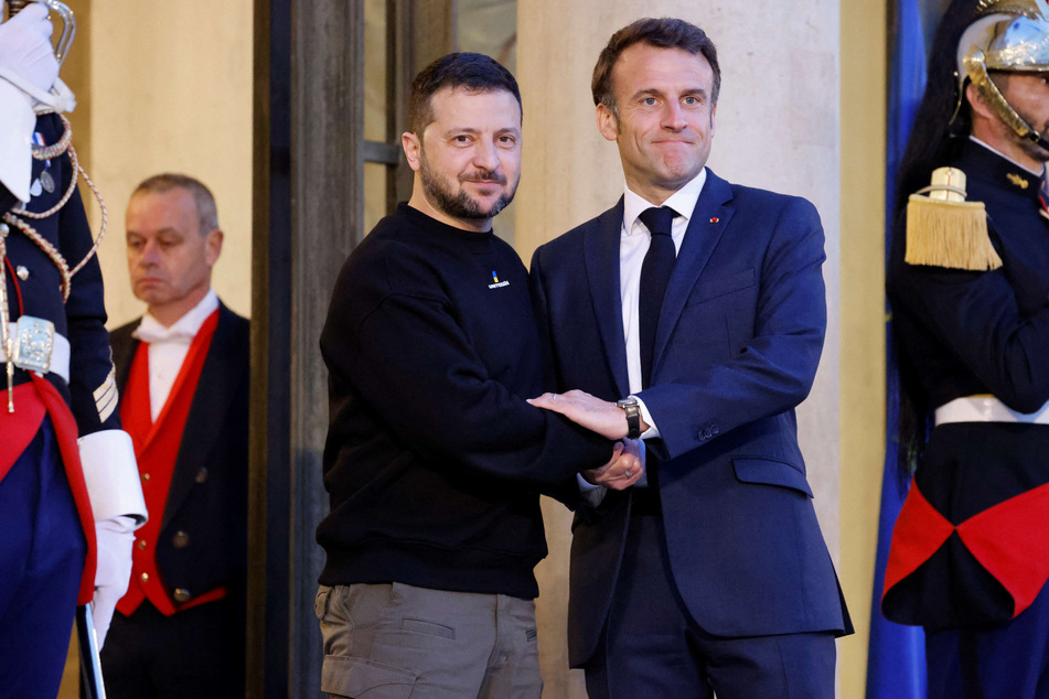 Ukraine's President Volodymyr Zelensky (l.) was welcomed by France's President Emmanuel Macron at the Elysee presidential palace in Paris on Sunday.