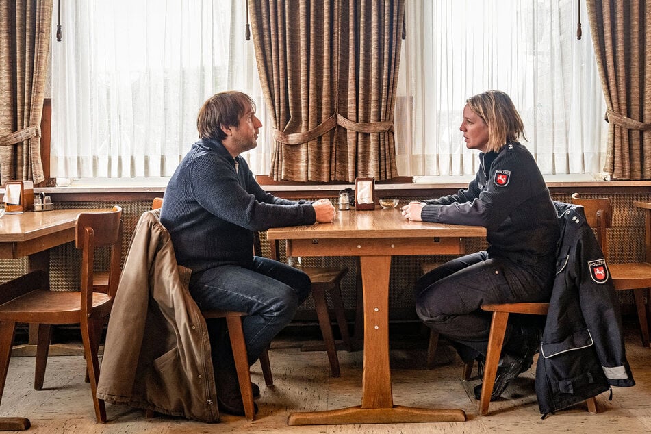 Um abgrundtiefe Verlorenheit und verzweifelte Versuche, ihr zu entkommen, dreht sich auch der neue "Sörensen"-Krimi mit Bjarne Mädel (45) als Hauptdarsteller und Regisseur.
