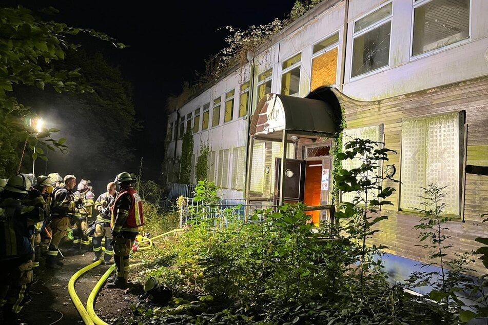 Die Essener Feuerwehr musste vier Jugendliche aus einem leerstehenden Schwimmbad befreien.