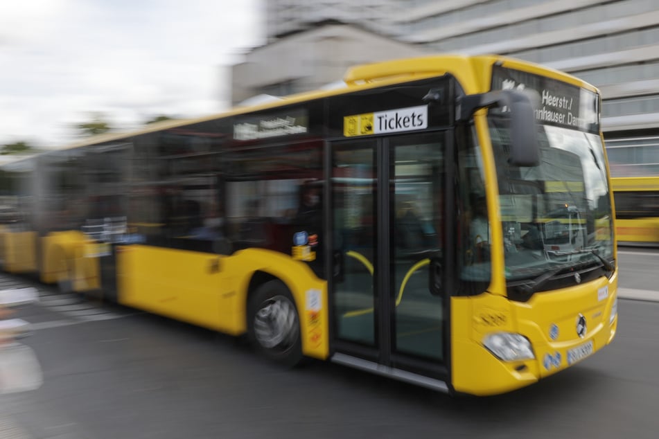 Als Fahrer ausgegeben: 18-Jähriger klaut schon wieder Linienbus mit Fahrgästen an Bord