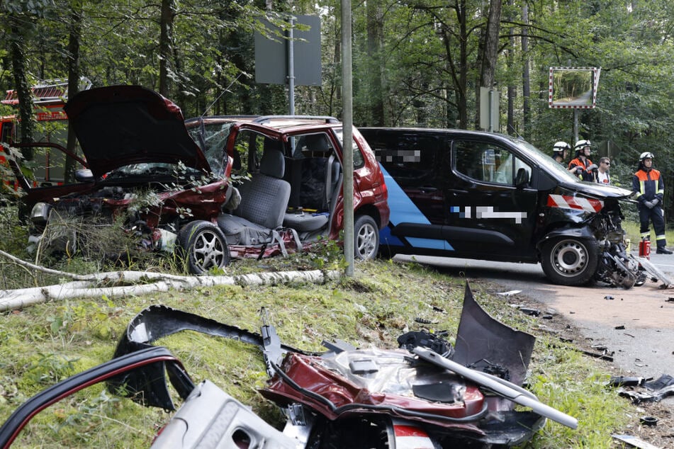 Nach ersten Erkenntnissen hat der 67 Jahre alte Fahrer eines Transporters den herannahenden Mazda eines 65-Jährigen übersehen.