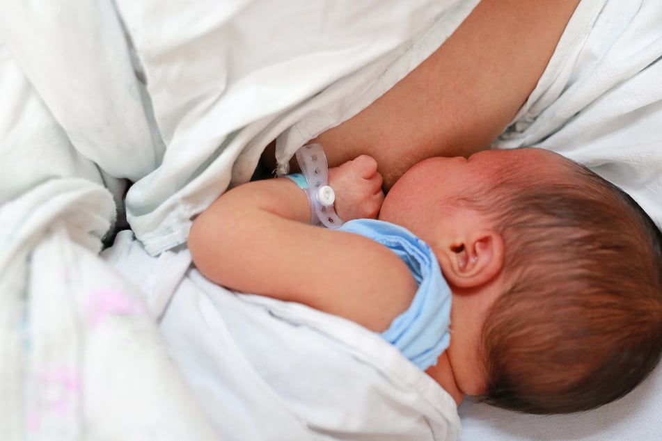 Mutter erdrückt Neugeborenes beim Stillen! War das Krankenhaus-Personal schuld?