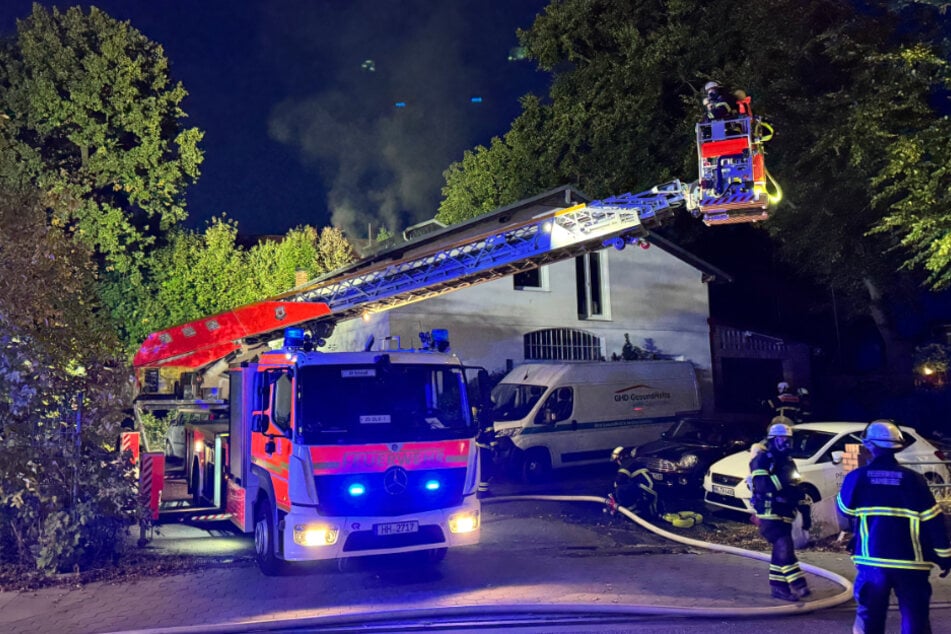Hamburg: Bauschutt in Flammen: Großeinsatz für die Feuerwehr