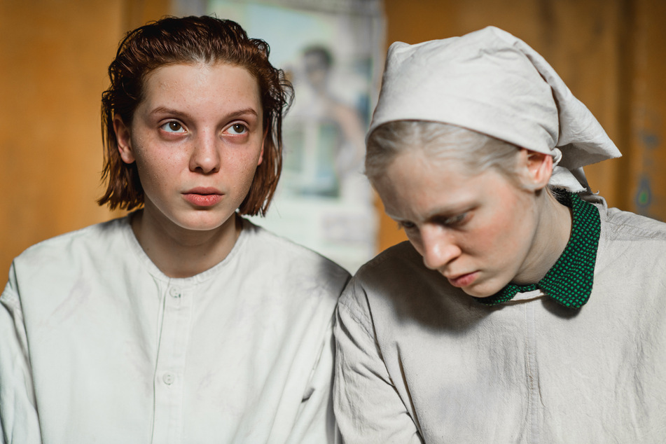 Masha (l., Vasilisa Perelygina) und Iya (Viktoria Miroshnichenko) arbeiten inzwischen beide in einem Veteranenkrankenhaus.
