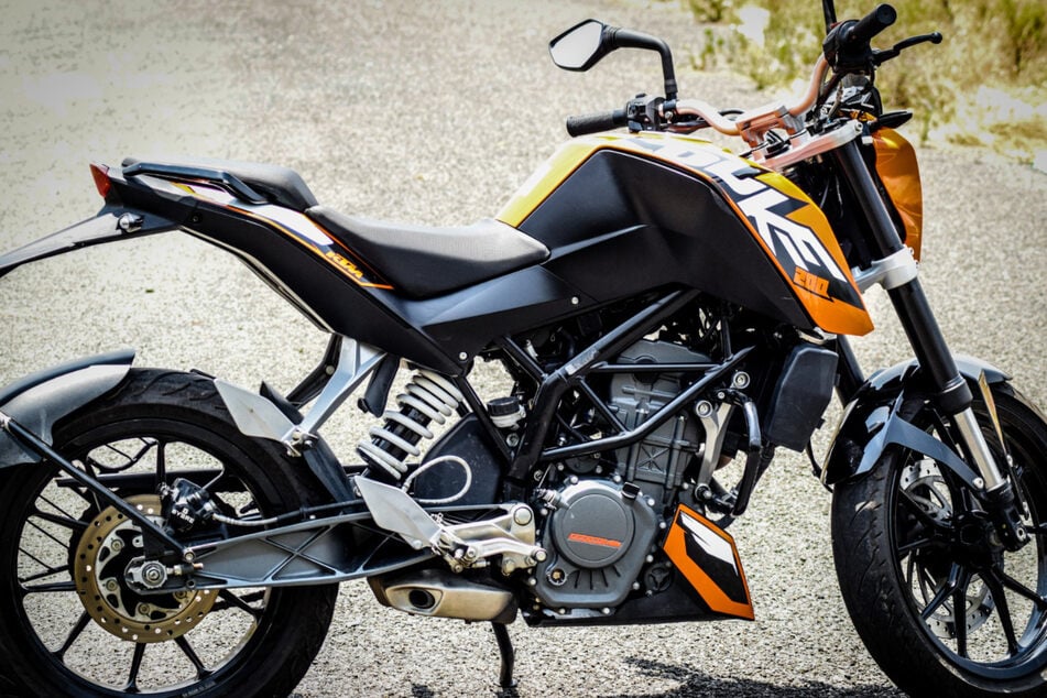 Fricke ist auf einem schwarz-orangen KTM Duke 200 unterwegs.