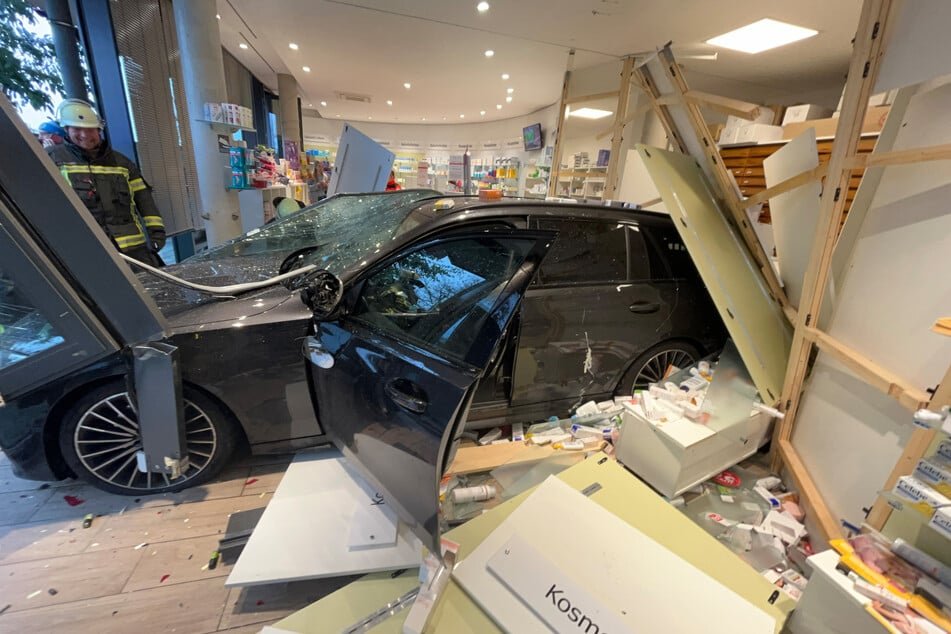 Der Innenraum einer Apotheke wurde völlig verwüstet.