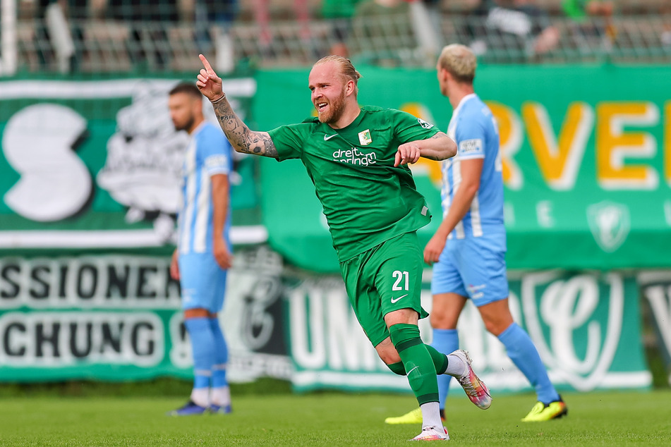 Leipzigs Marcel Hilßner feiert sein Tor zum 1:0.