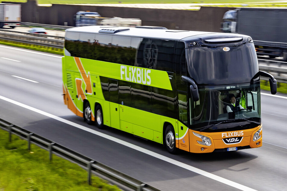 Polizei stoppt Flixbus-Fahrer ohne Führerschein