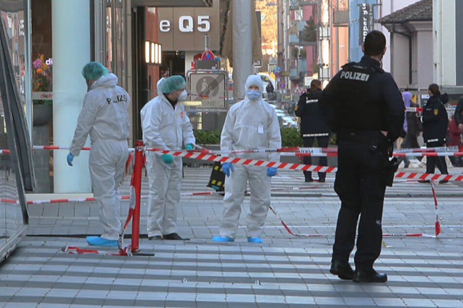 Zwei Menschen erlagen am Montag in Mannheim ihren Verletzungen. Die Polizei war im Großaufgebot angerückt.